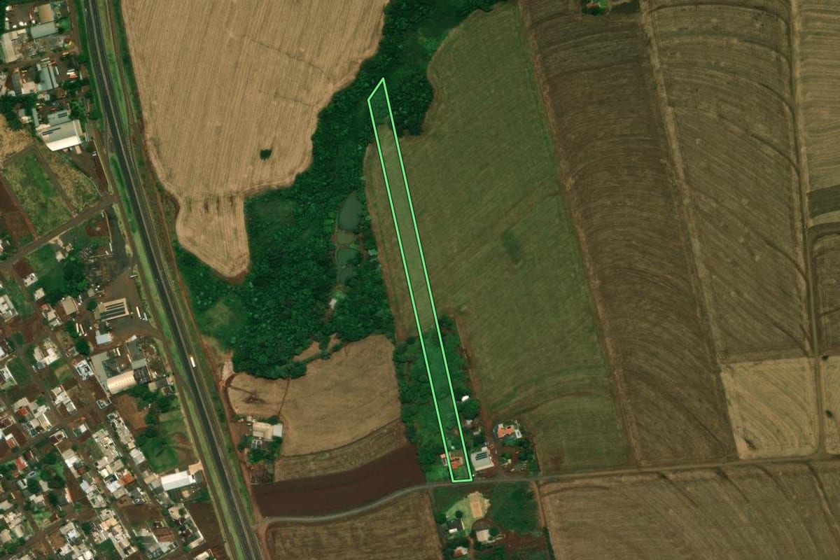 Imagem de satélite do imóvel rural em Corbélia (PR), com o contorno declarado no CAR desenhado por cima.