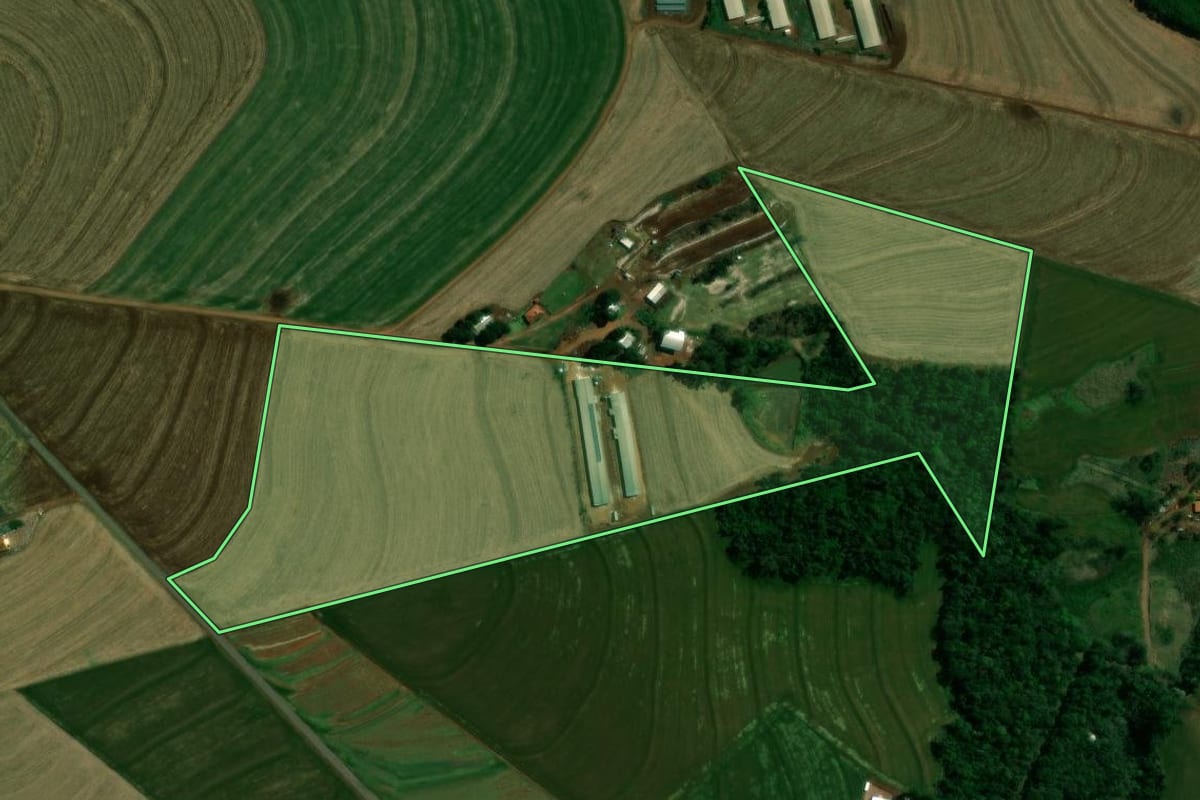 Imagem de satélite do imóvel rural em Corbélia (PR), com o contorno declarado no CAR desenhado por cima.