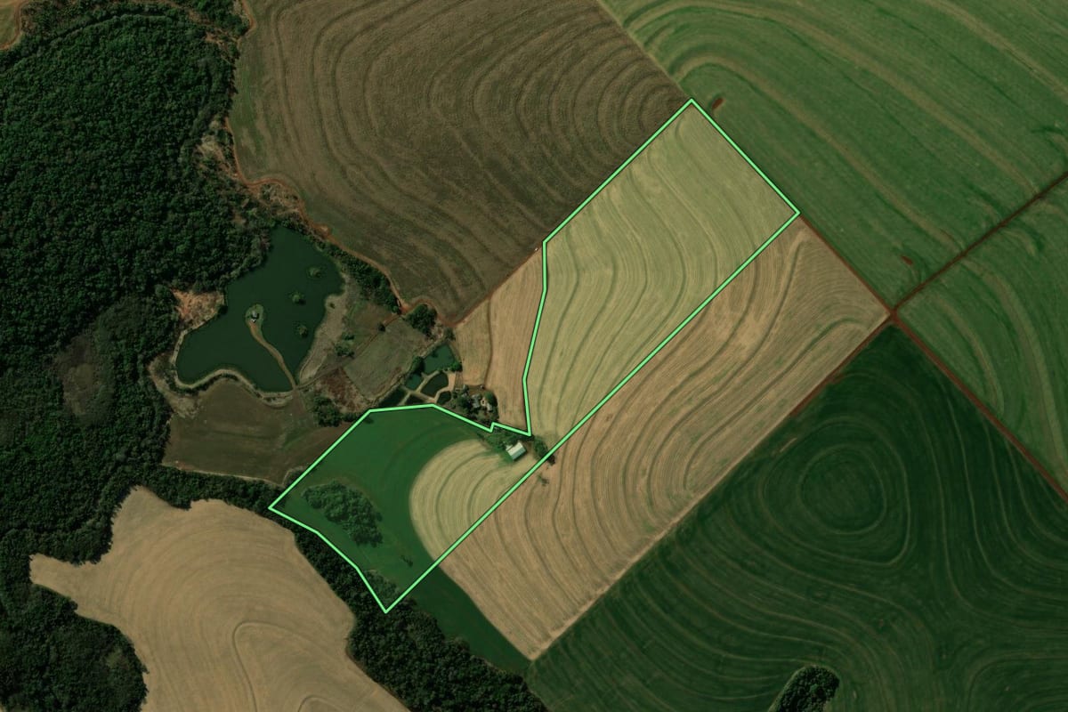 Imagem de satélite do imóvel rural em Corbélia (PR), com o contorno declarado no CAR desenhado por cima.