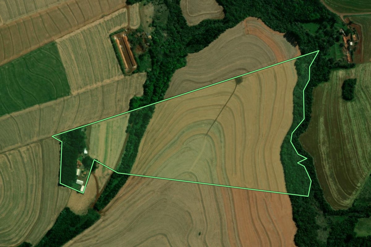 Imagem de satélite do imóvel rural em Corbélia (PR), com o contorno declarado no CAR desenhado por cima.