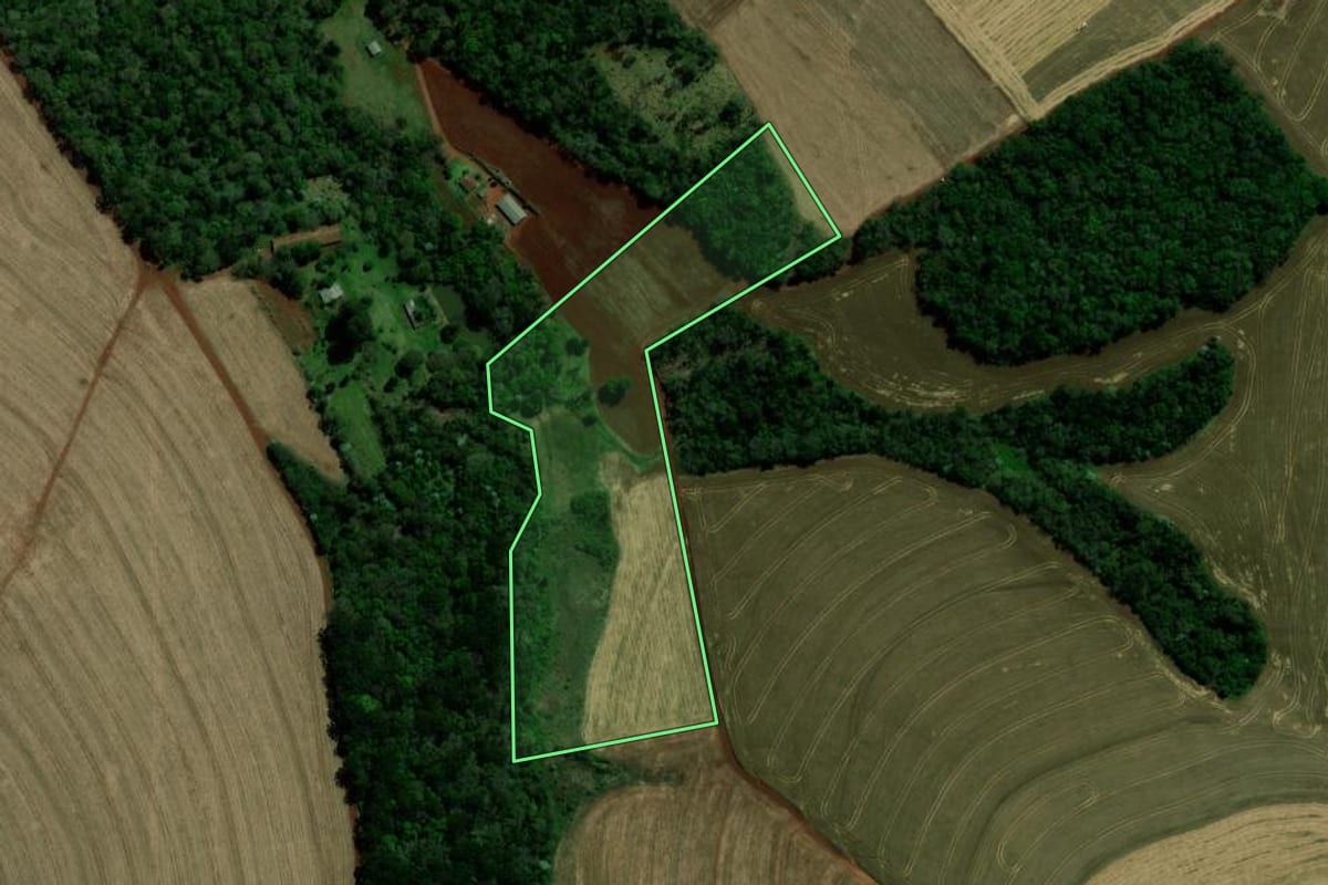 Imagem de satélite do imóvel rural em Corbélia (PR), com o contorno declarado no CAR desenhado por cima.