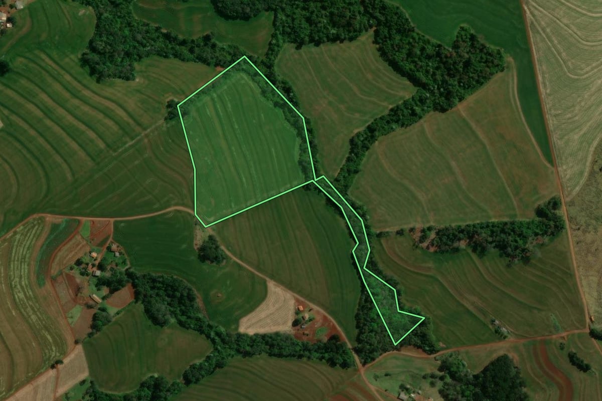 Imagem de satélite do imóvel rural em Corbélia (PR), com o contorno declarado no CAR desenhado por cima.