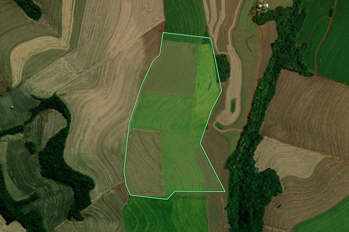 Imagem de satélite do imóvel rural em Corbélia (PR), com o contorno declarado no CAR desenhado por cima.