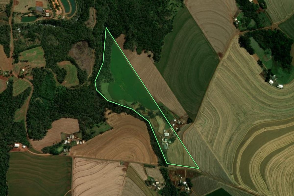 Imagem de satélite do imóvel rural em Corbélia (PR), com o contorno declarado no CAR desenhado por cima.