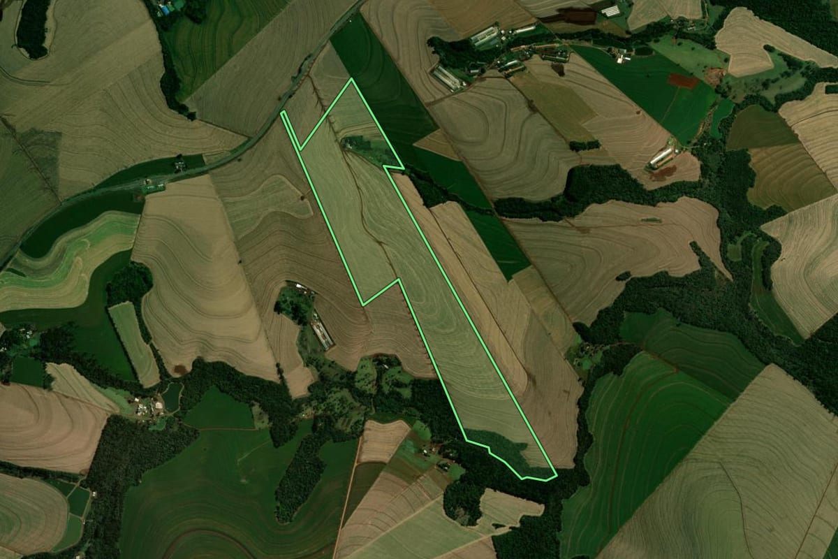 Imagem de satélite do imóvel rural em Corbélia (PR), com o contorno declarado no CAR desenhado por cima.