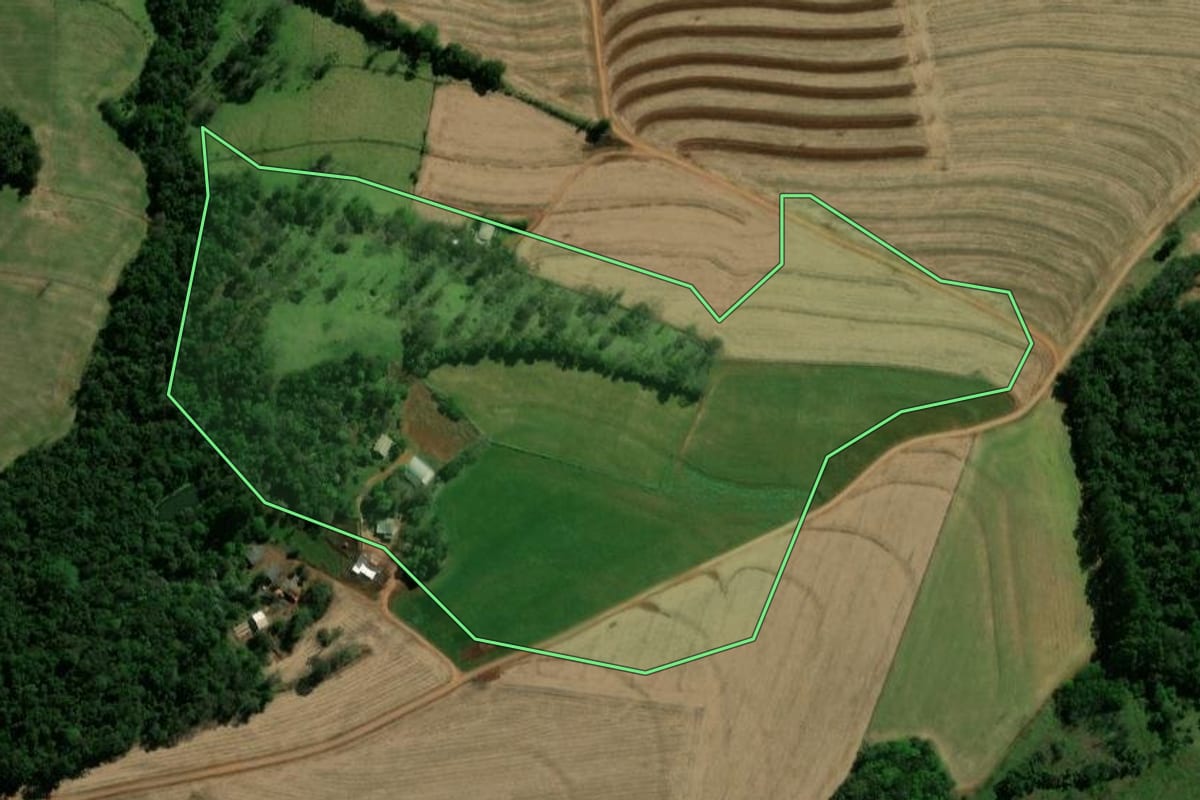 Imagem de satélite do imóvel rural em Corbélia (PR), com o contorno declarado no CAR desenhado por cima.
