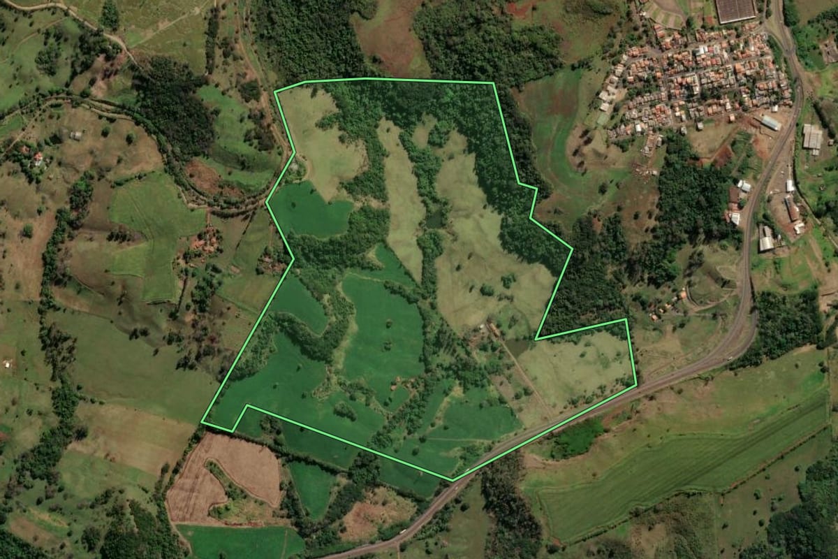 Imagem de satélite do imóvel rural em Cornélio Procópio (PR), com o contorno declarado no CAR desenhado por cima.