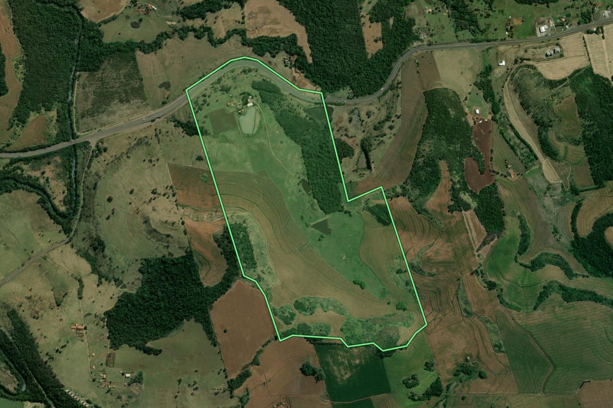 Imagem de satélite do imóvel rural em Cornélio Procópio (PR), com o contorno declarado no CAR desenhado por cima.
