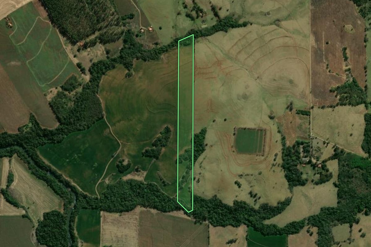 Imagem de satélite do imóvel rural em Cornélio Procópio (PR), com o contorno declarado no CAR desenhado por cima.