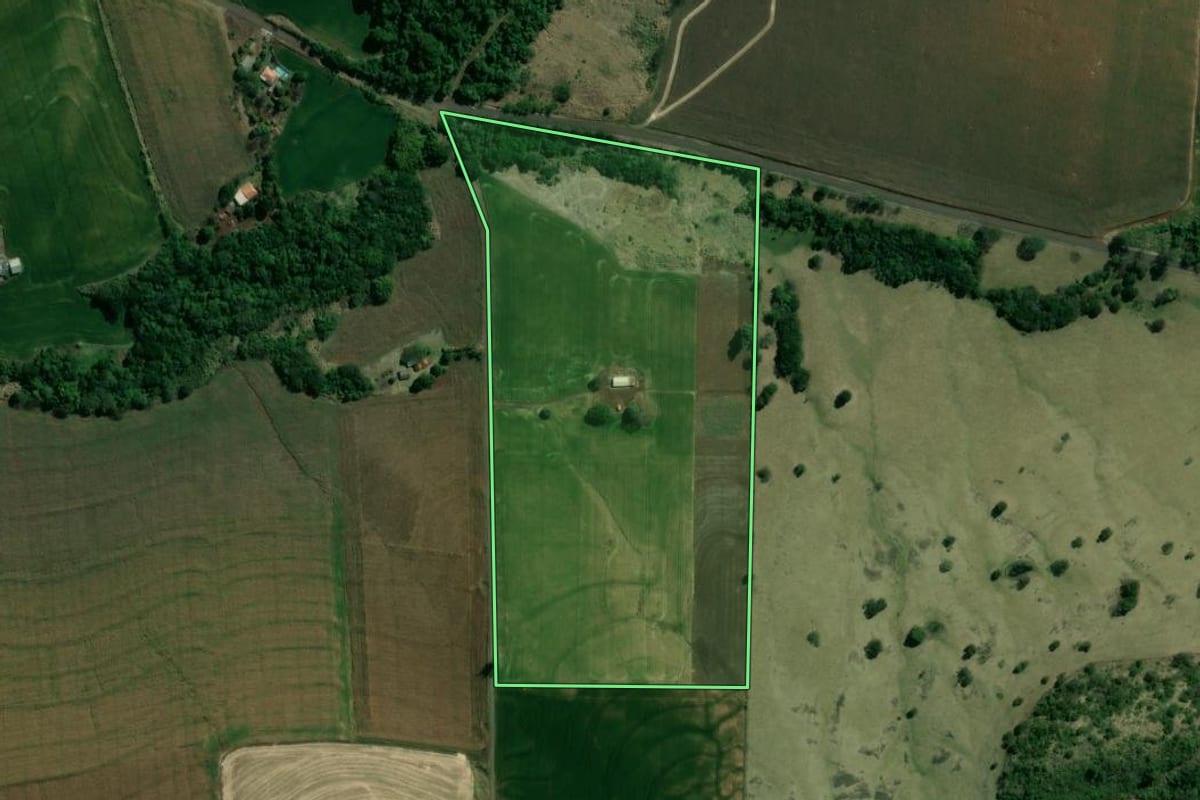Imagem de satélite do imóvel rural em Cornélio Procópio (PR), com o contorno declarado no CAR desenhado por cima.