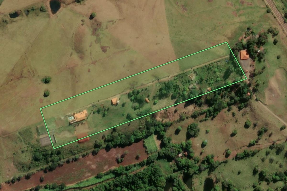 Imagem de satélite do imóvel rural em Cornélio Procópio (PR), com o contorno declarado no CAR desenhado por cima.