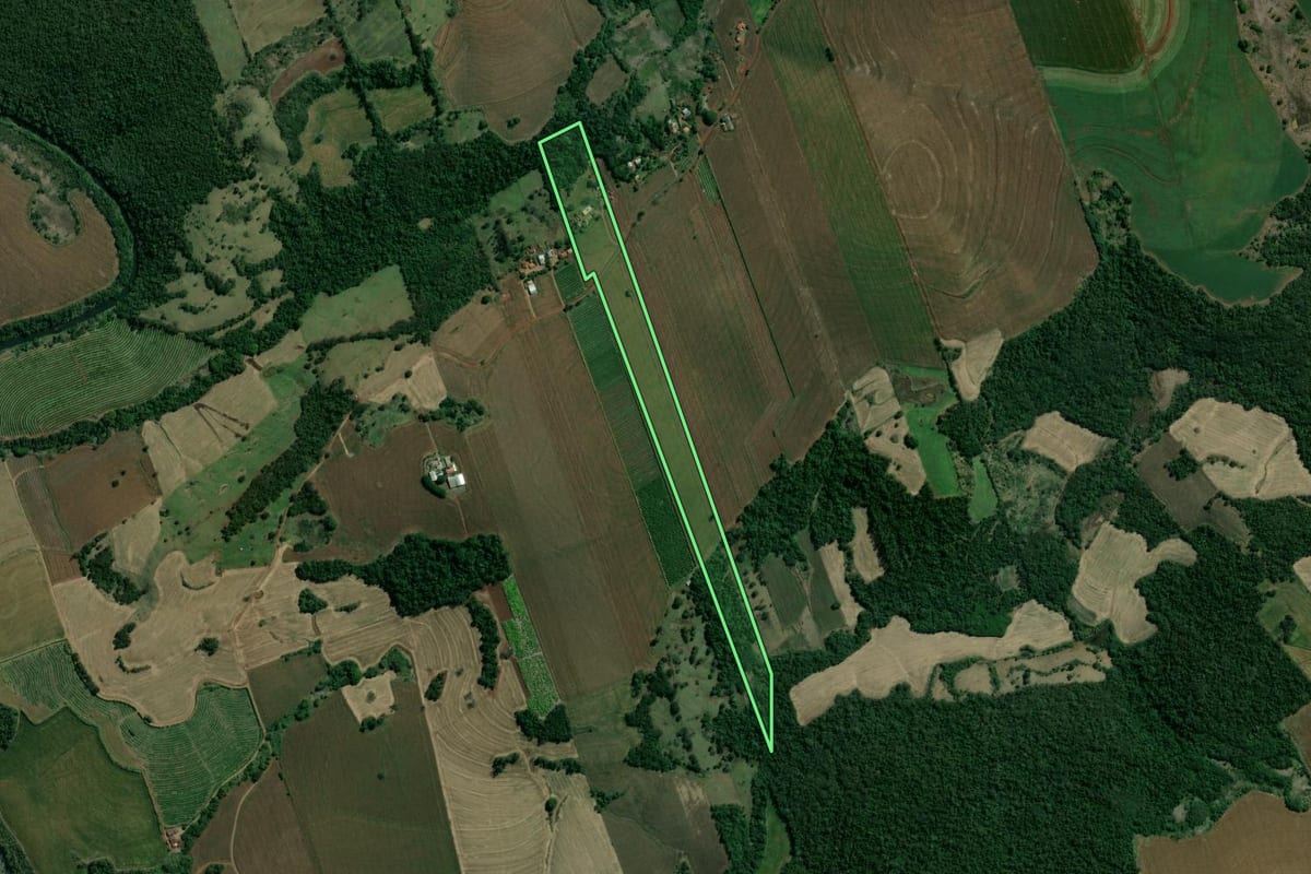 Imagem de satélite do imóvel rural em Cornélio Procópio (PR), com o contorno declarado no CAR desenhado por cima.