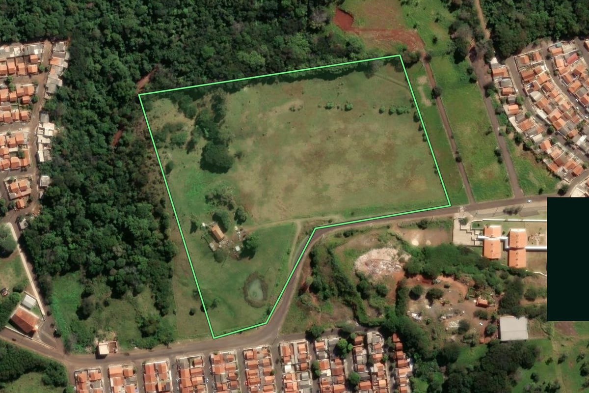 Imagem de satélite do imóvel rural em Cornélio Procópio (PR), com o contorno declarado no CAR desenhado por cima.