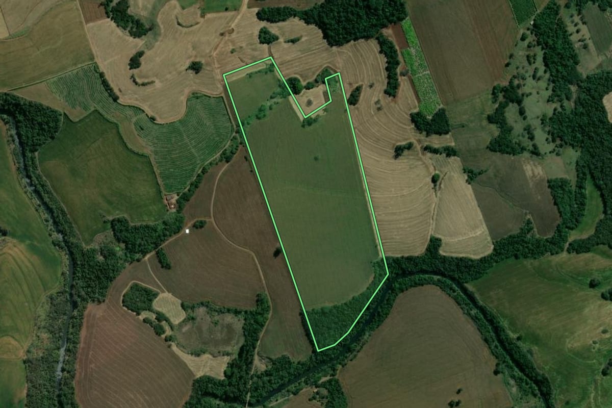 Imagem de satélite do imóvel rural em Cornélio Procópio (PR), com o contorno declarado no CAR desenhado por cima.