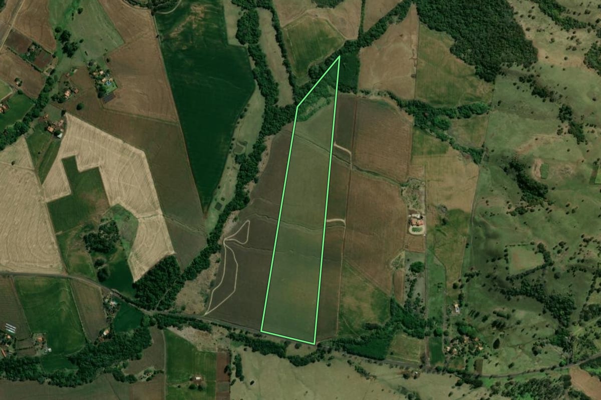 Imagem de satélite do imóvel rural em Cornélio Procópio (PR), com o contorno declarado no CAR desenhado por cima.
