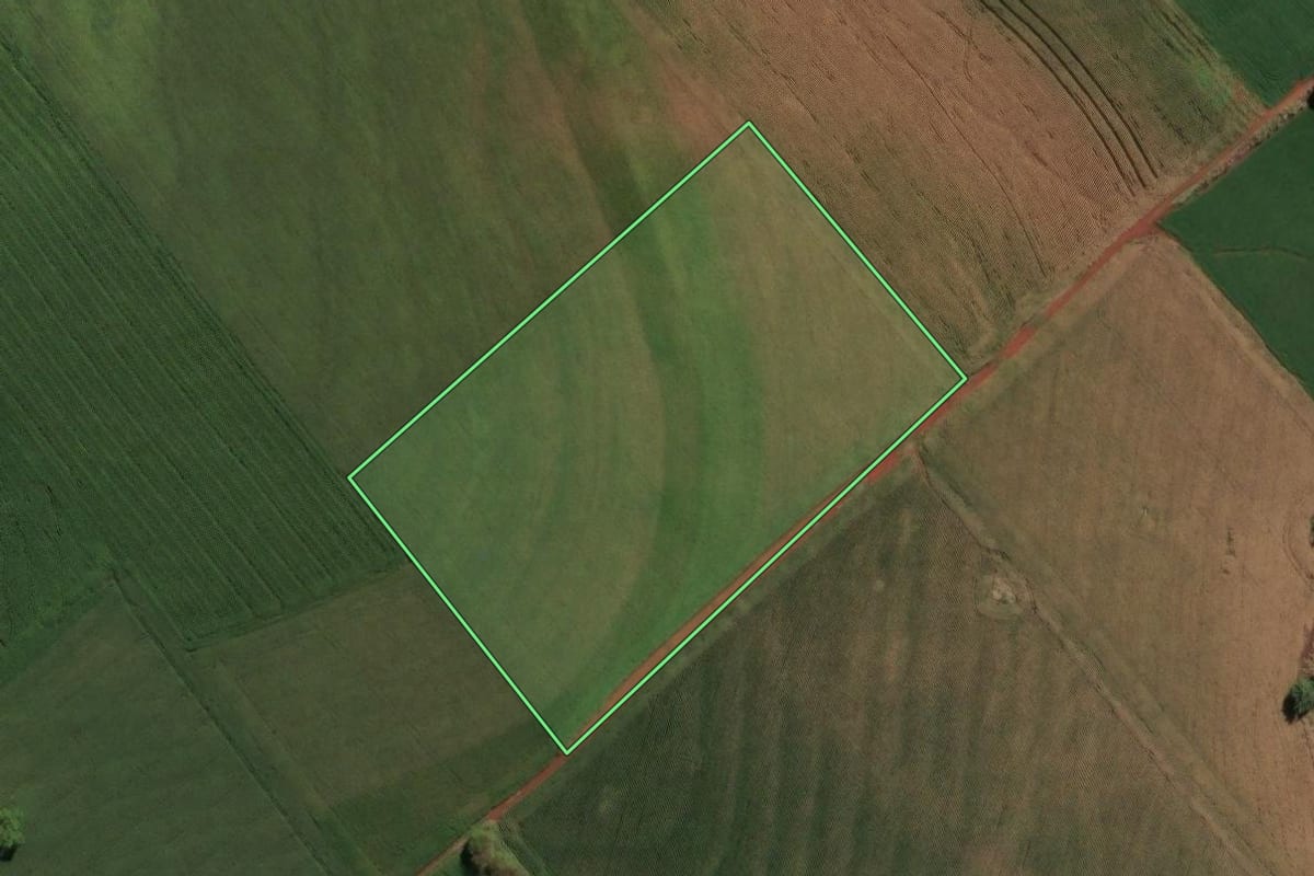 Imagem de satélite do imóvel rural em Cornélio Procópio (PR), com o contorno declarado no CAR desenhado por cima.