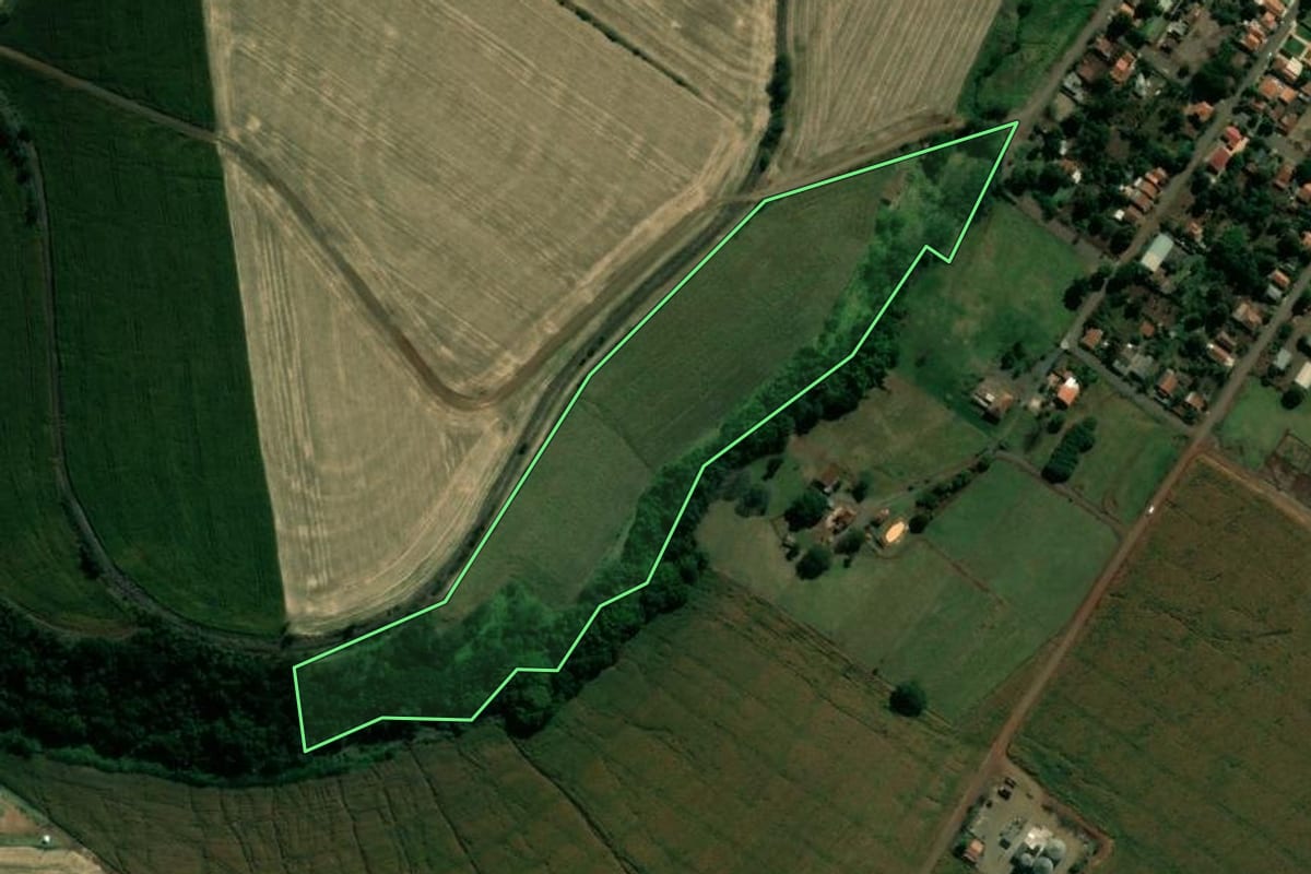 Imagem de satélite do imóvel rural em Cornélio Procópio (PR), com o contorno declarado no CAR desenhado por cima.
