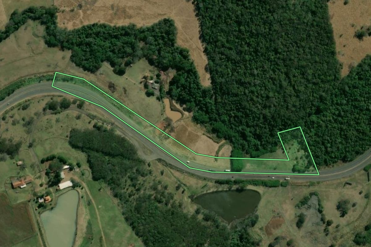 Imagem de satélite do imóvel rural em Cornélio Procópio (PR), com o contorno declarado no CAR desenhado por cima.