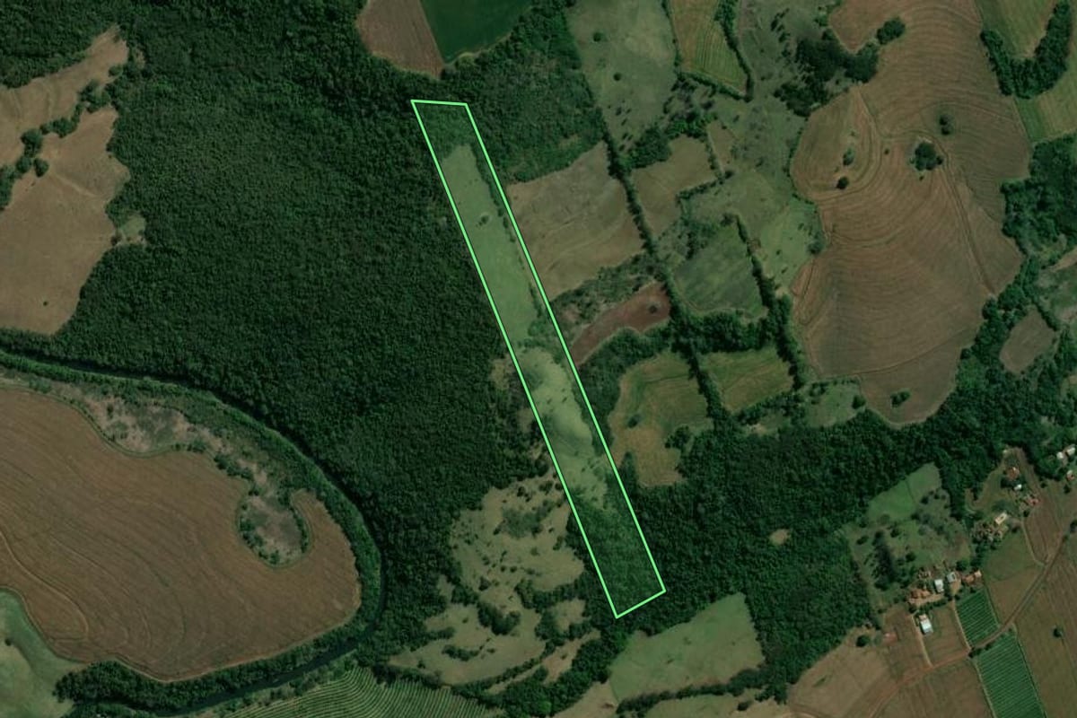 Imagem de satélite do imóvel rural em Cornélio Procópio (PR), com o contorno declarado no CAR desenhado por cima.