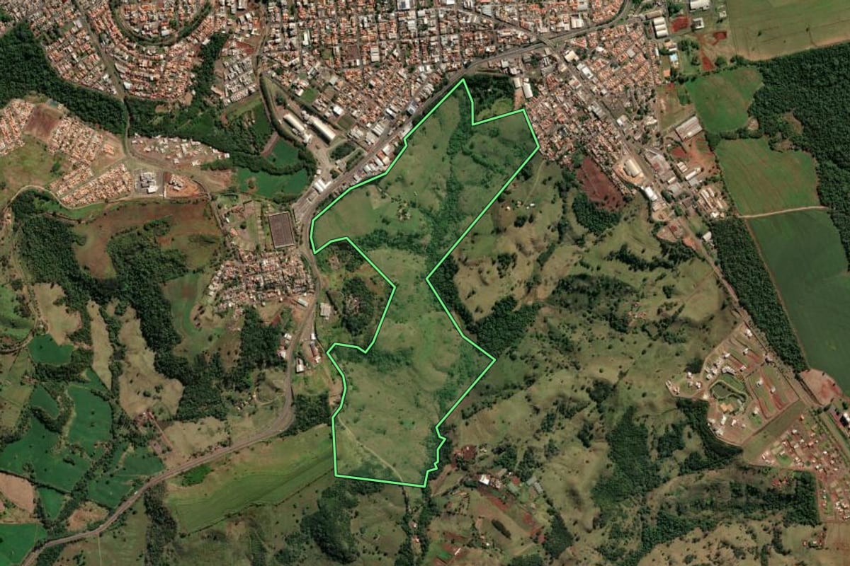 Imagem de satélite do imóvel rural em Cornélio Procópio (PR), com o contorno declarado no CAR desenhado por cima.