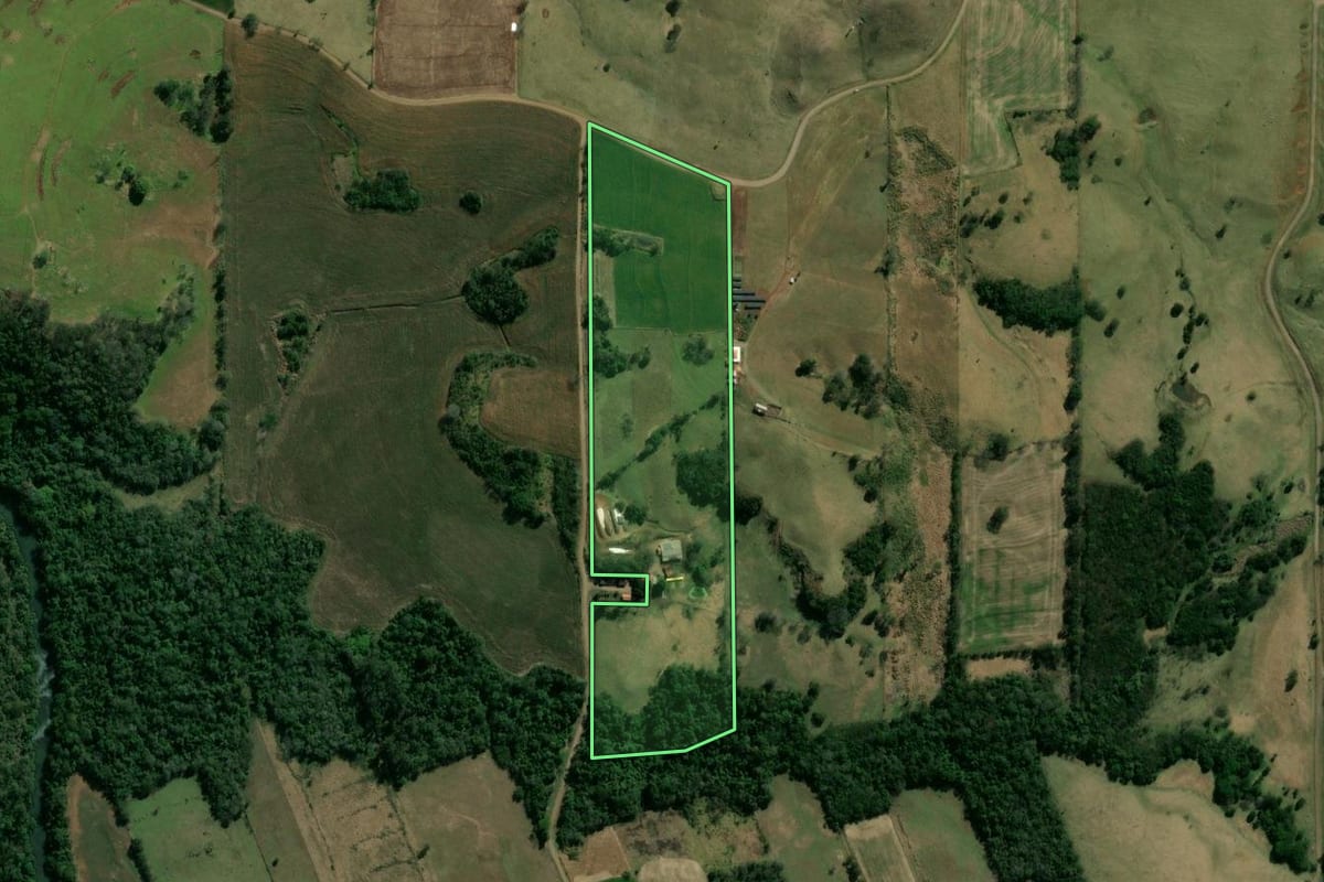 Imagem de satélite do imóvel rural em Cornélio Procópio (PR), com o contorno declarado no CAR desenhado por cima.