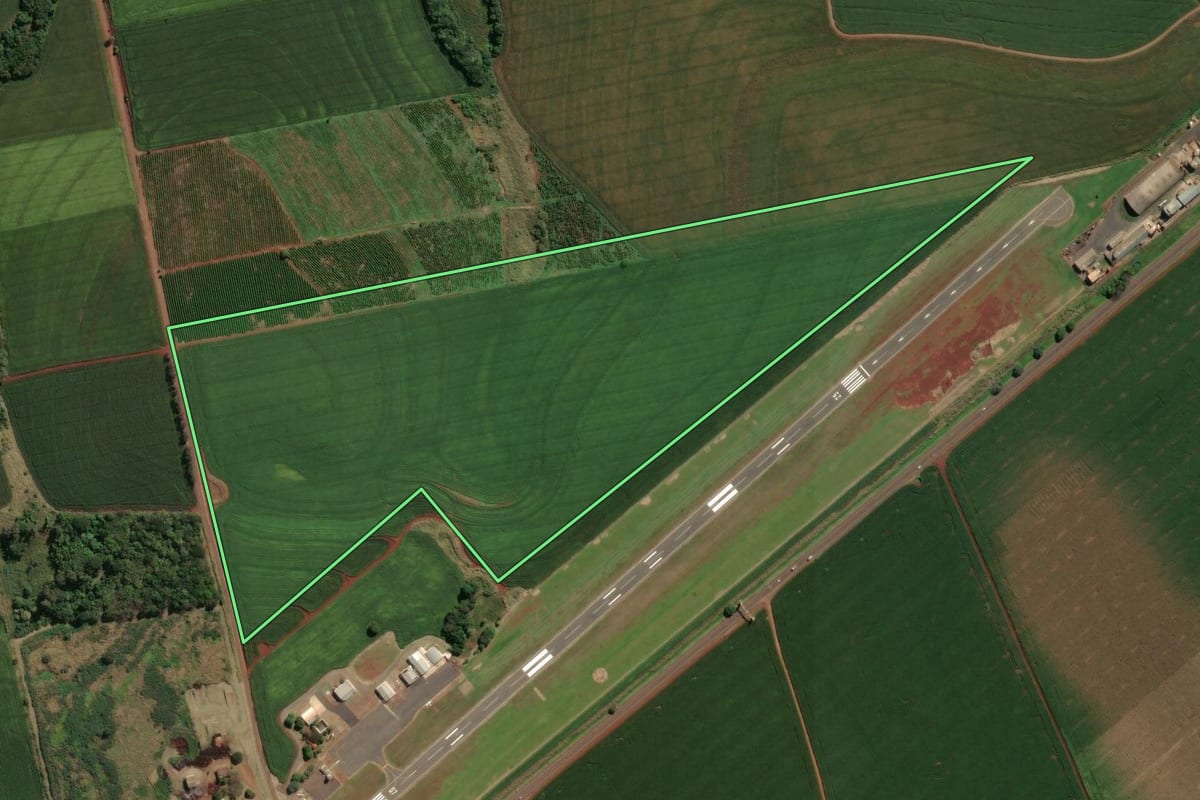 Imagem de satélite do imóvel rural em Cornélio Procópio (PR), com o contorno declarado no CAR desenhado por cima.