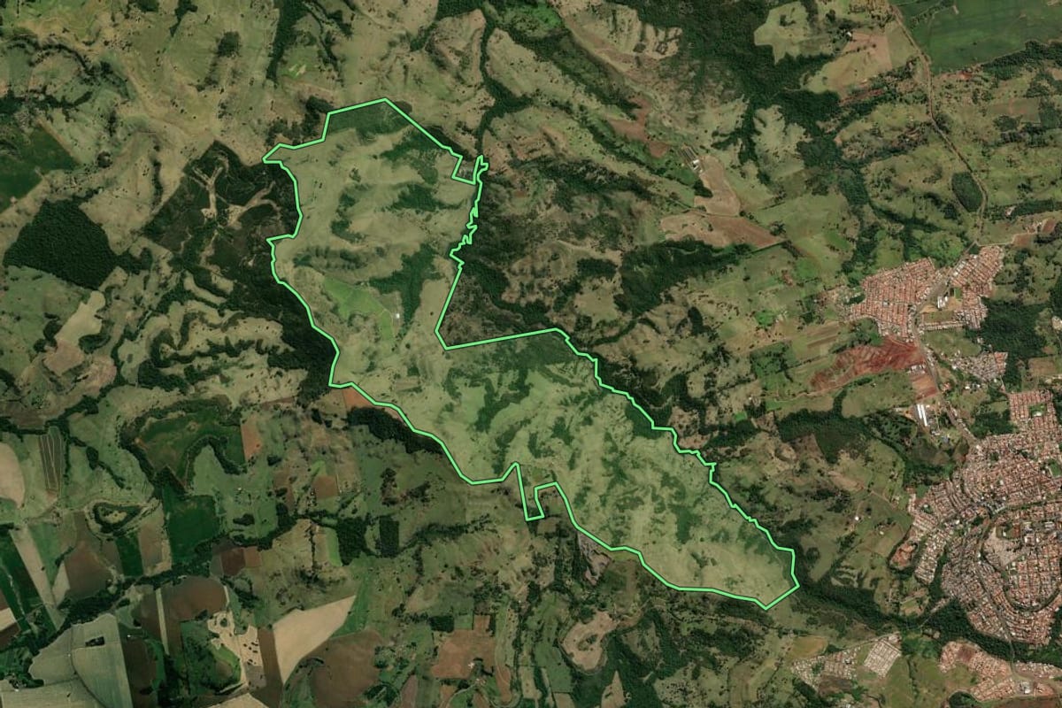 Imagem de satélite do imóvel rural em Cornélio Procópio (PR), com o contorno declarado no CAR desenhado por cima.