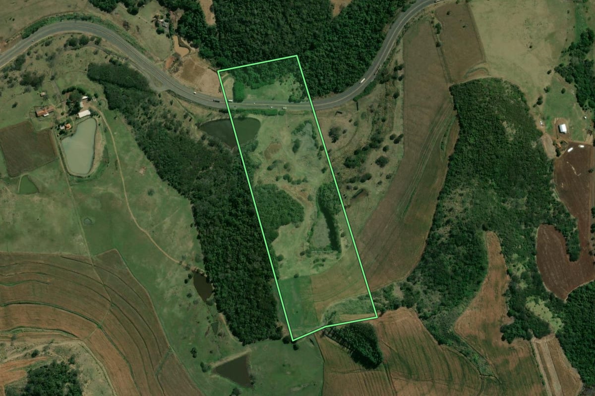 Imagem de satélite do imóvel rural em Cornélio Procópio (PR), com o contorno declarado no CAR desenhado por cima.