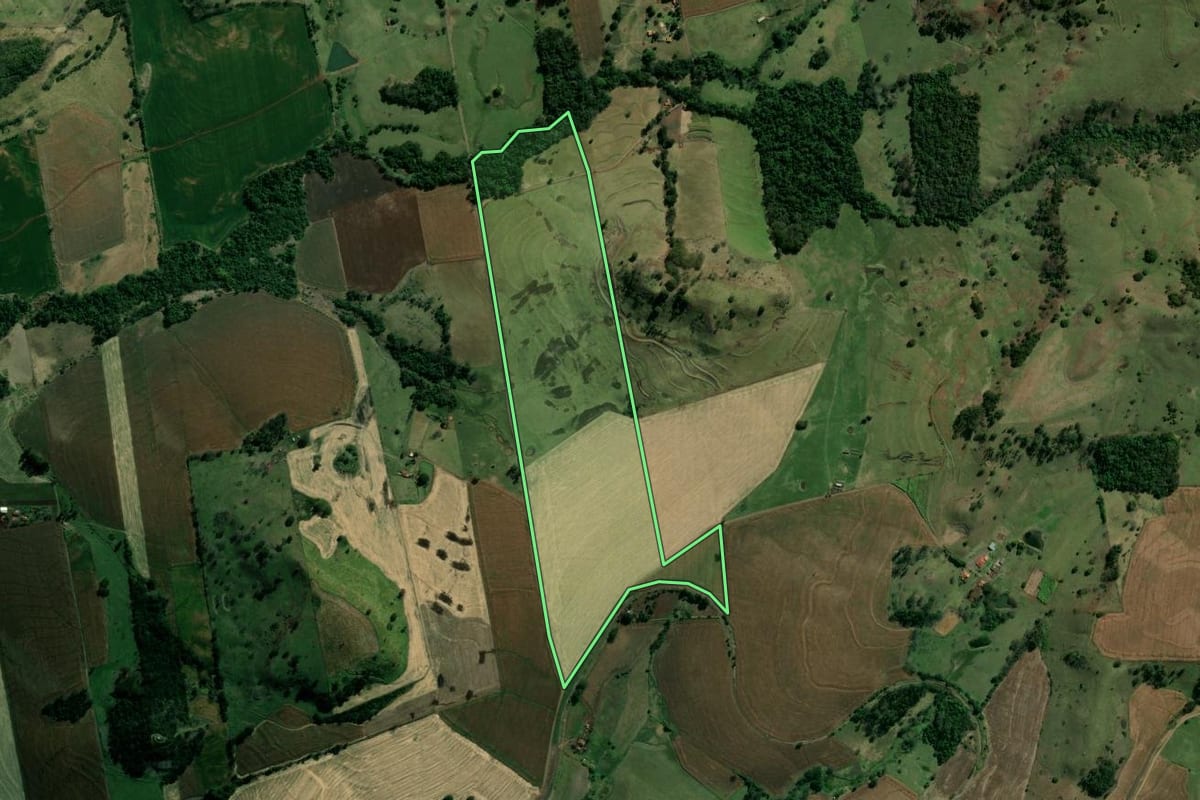 Imagem de satélite do imóvel rural em Cornélio Procópio (PR), com o contorno declarado no CAR desenhado por cima.