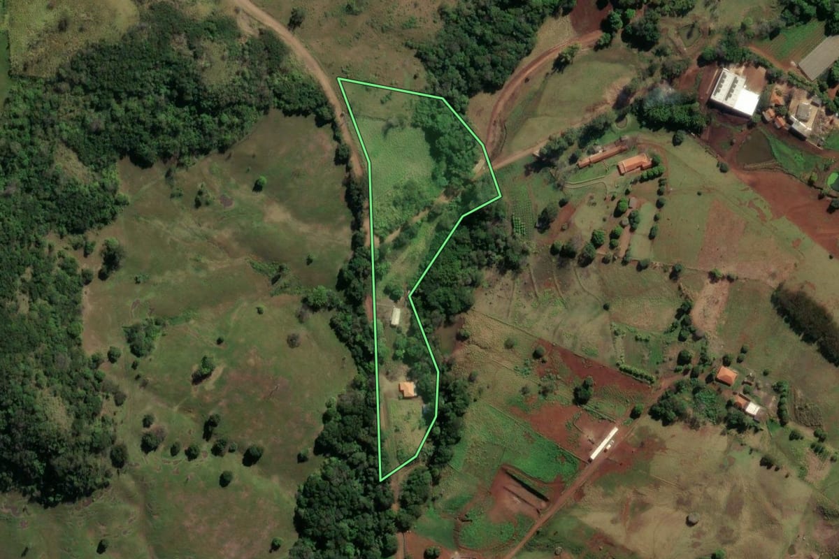 Imagem de satélite do imóvel rural em Cornélio Procópio (PR), com o contorno declarado no CAR desenhado por cima.