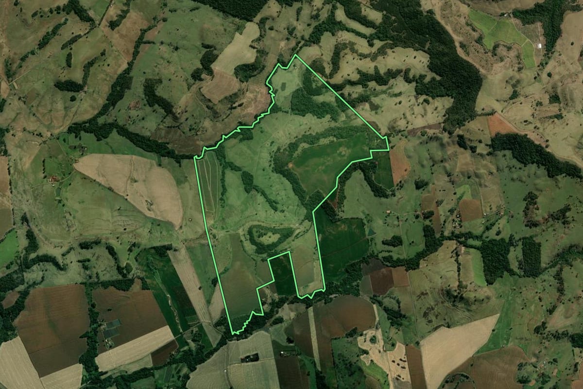 Imagem de satélite do imóvel rural em Cornélio Procópio (PR), com o contorno declarado no CAR desenhado por cima.