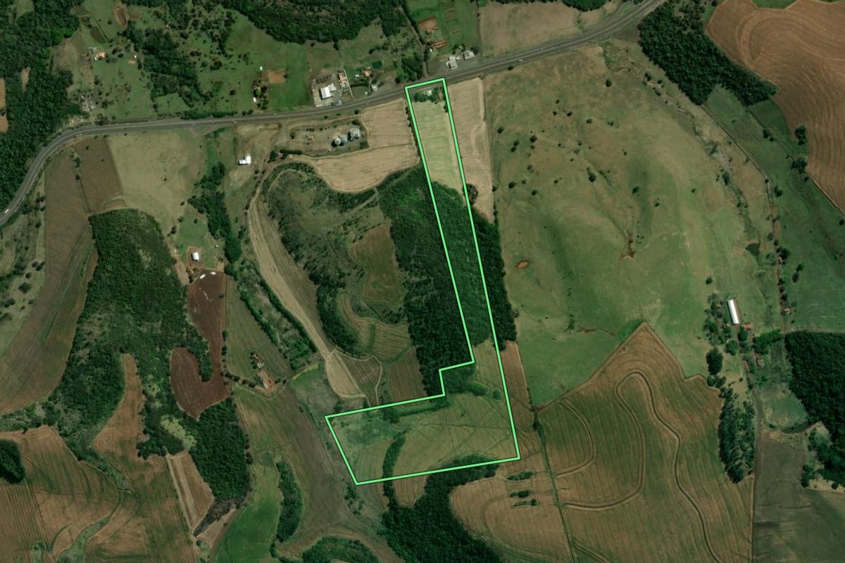 Imagem de satélite do imóvel rural em Cornélio Procópio (PR), com o contorno declarado no CAR desenhado por cima.