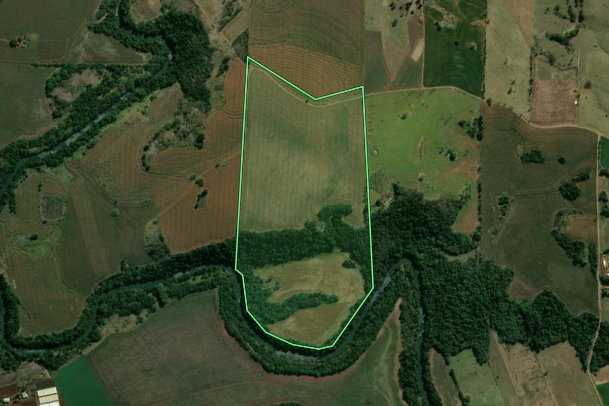 Imagem de satélite do imóvel rural em Cornélio Procópio (PR), com o contorno declarado no CAR desenhado por cima.