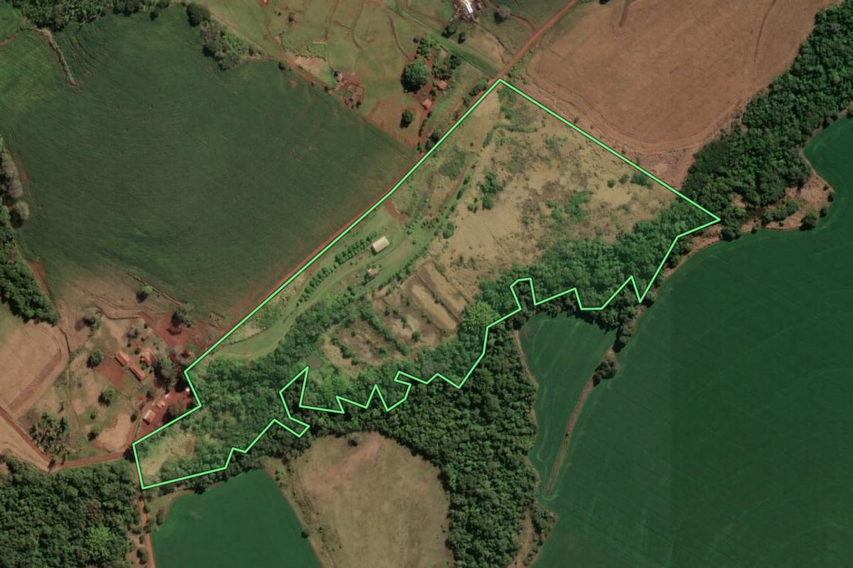 Imagem de satélite do imóvel rural em Cornélio Procópio (PR), com o contorno declarado no CAR desenhado por cima.