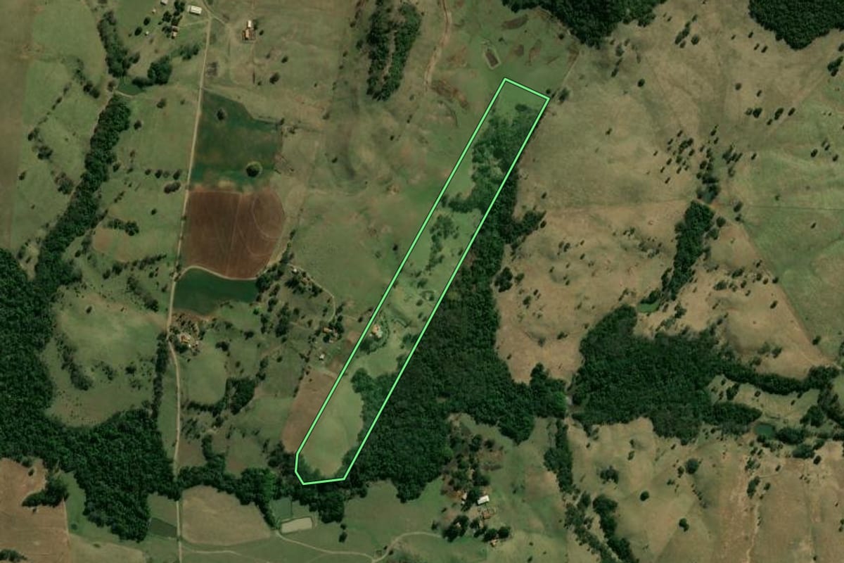 Imagem de satélite do imóvel rural em Cornélio Procópio (PR), com o contorno declarado no CAR desenhado por cima.