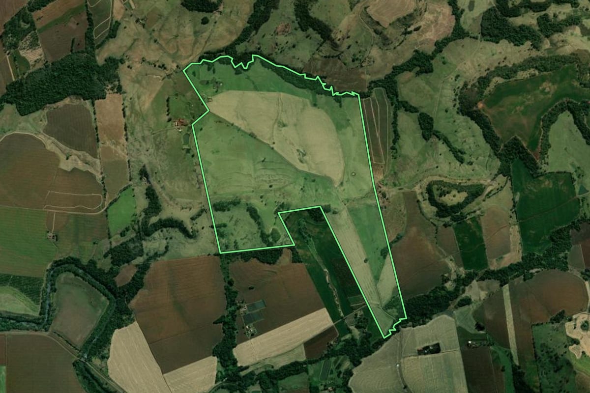 Imagem de satélite do imóvel rural em Cornélio Procópio (PR), com o contorno declarado no CAR desenhado por cima.