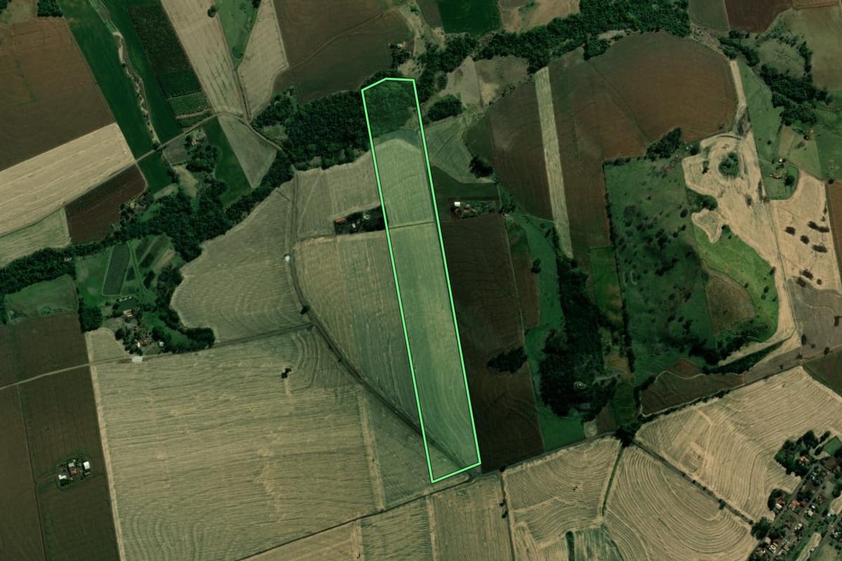 Imagem de satélite do imóvel rural em Cornélio Procópio (PR), com o contorno declarado no CAR desenhado por cima.