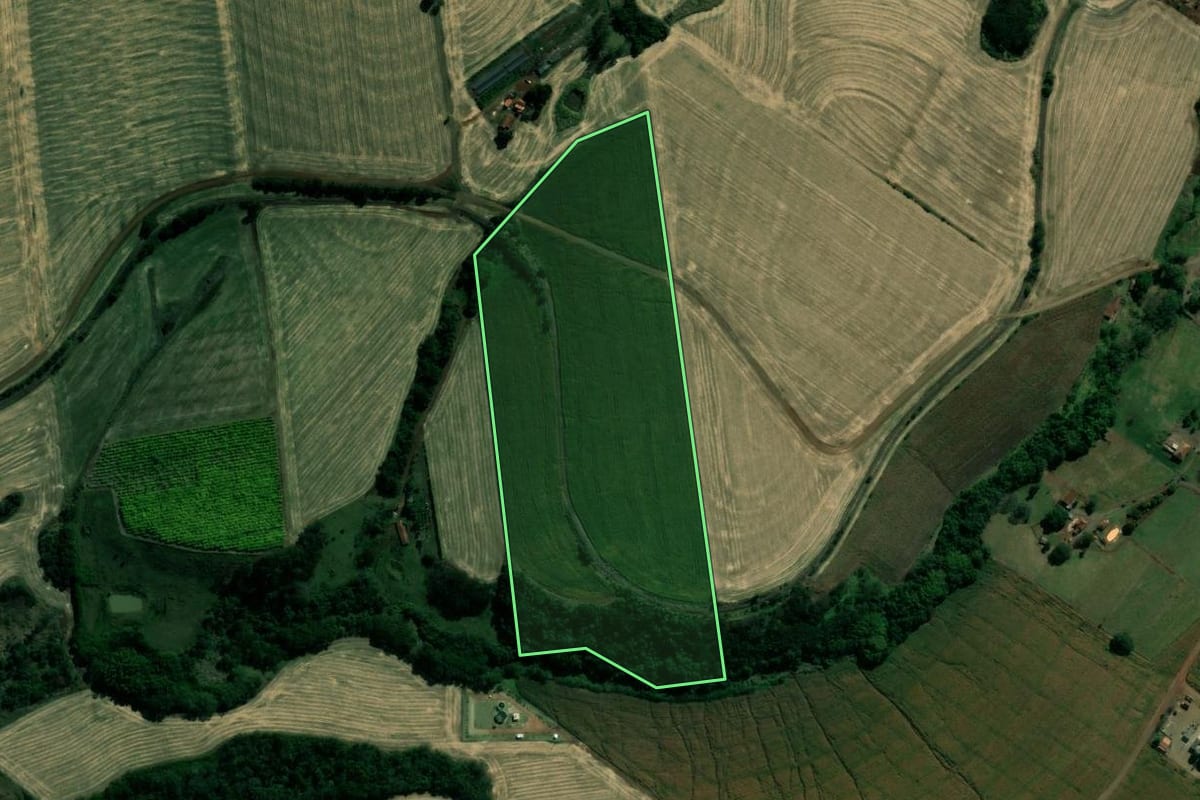 Imagem de satélite do imóvel rural em Cornélio Procópio (PR), com o contorno declarado no CAR desenhado por cima.