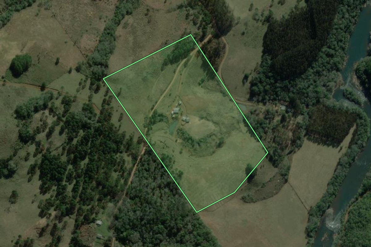 Imagem de satélite do imóvel rural em Coronel Domingos Soares (PR), com o contorno declarado no CAR desenhado por cima.