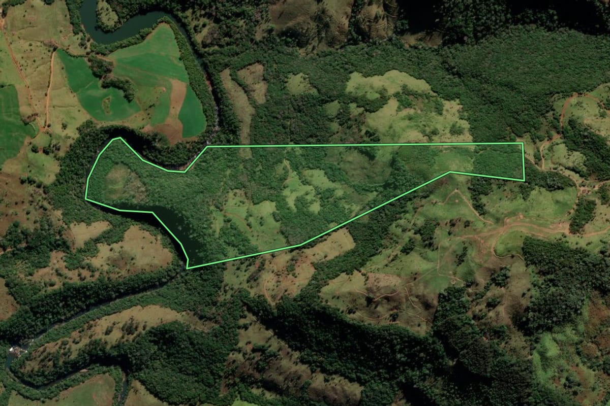 Imagem de satélite do imóvel rural em Coronel Domingos Soares (PR), com o contorno declarado no CAR desenhado por cima.