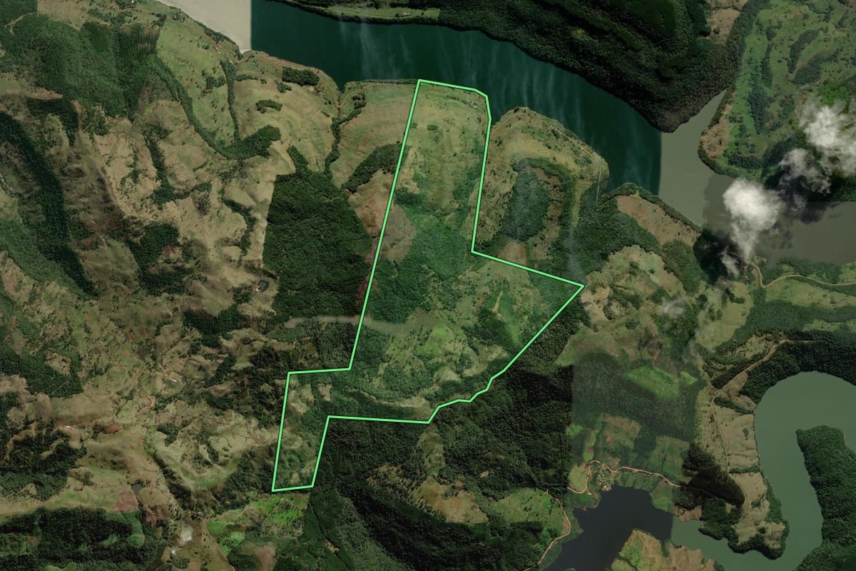 Imagem de satélite do imóvel rural em Coronel Domingos Soares (PR), com o contorno declarado no CAR desenhado por cima.
