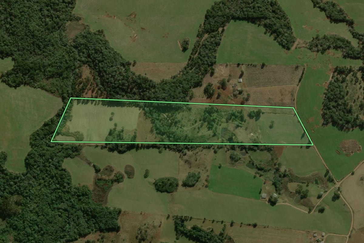 Imagem de satélite do imóvel rural em Coronel Domingos Soares (PR), com o contorno declarado no CAR desenhado por cima.