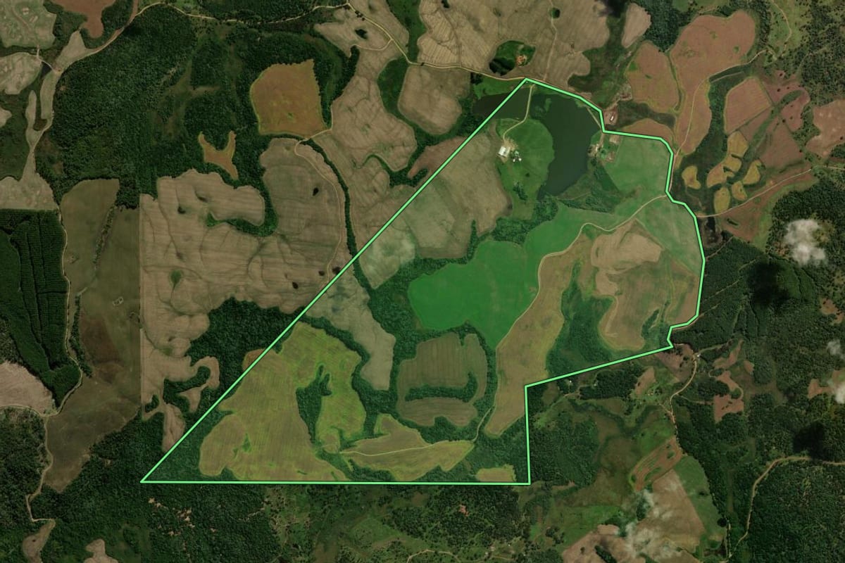 Imagem de satélite do imóvel rural em Coronel Domingos Soares (PR), com o contorno declarado no CAR desenhado por cima.