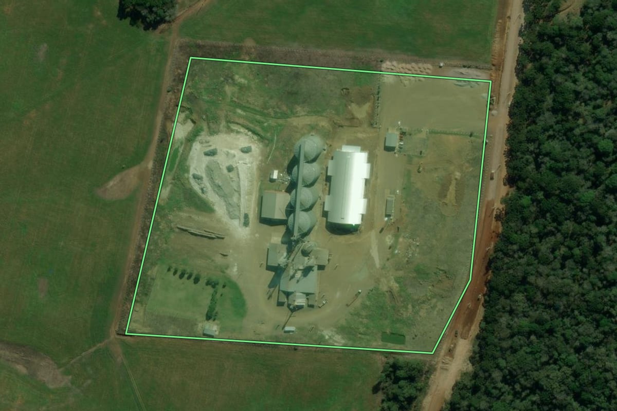 Imagem de satélite do imóvel rural em Coronel Domingos Soares (PR), com o contorno declarado no CAR desenhado por cima.