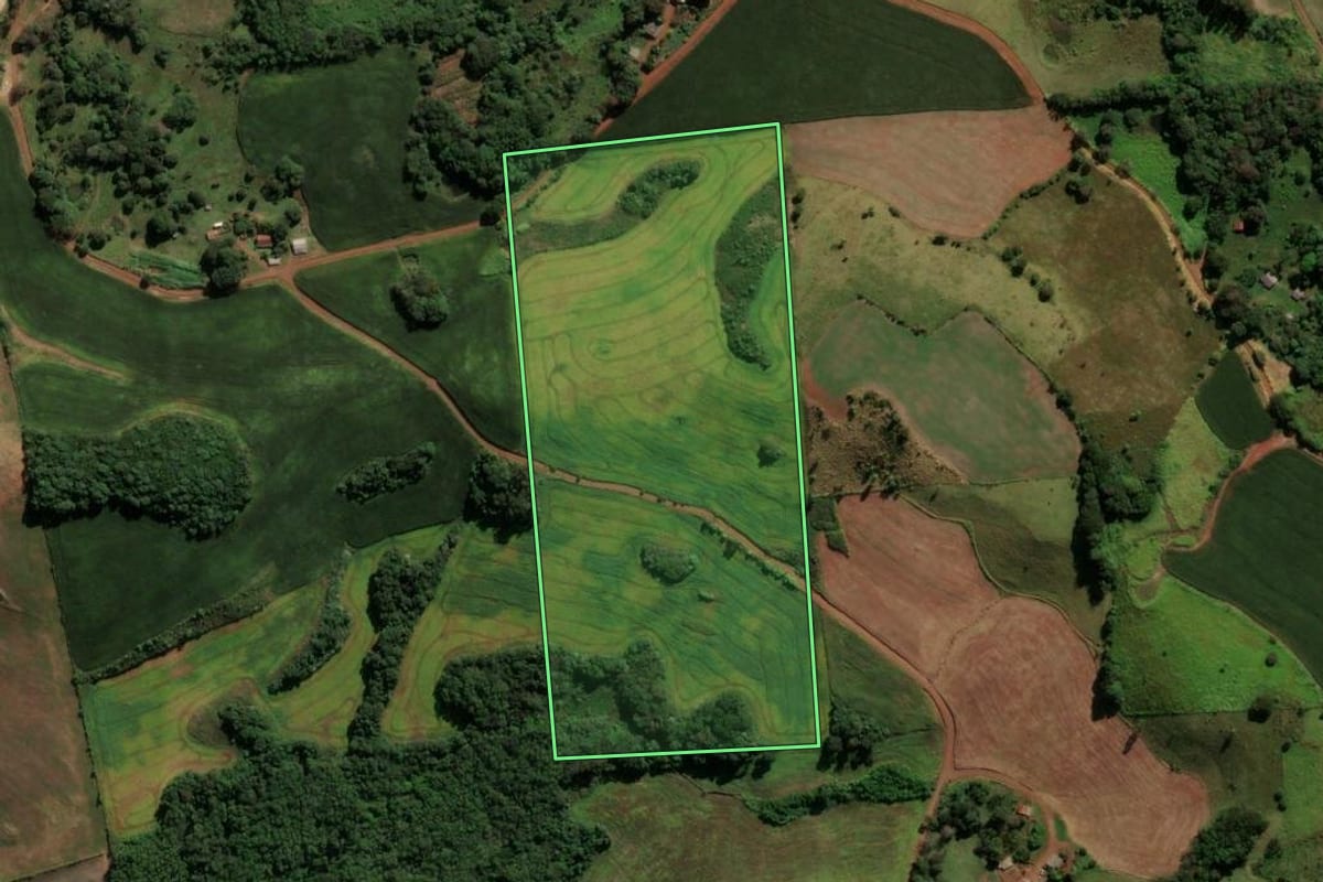 Imagem de satélite do imóvel rural em Coronel Vivida (PR), com o contorno declarado no CAR desenhado por cima.