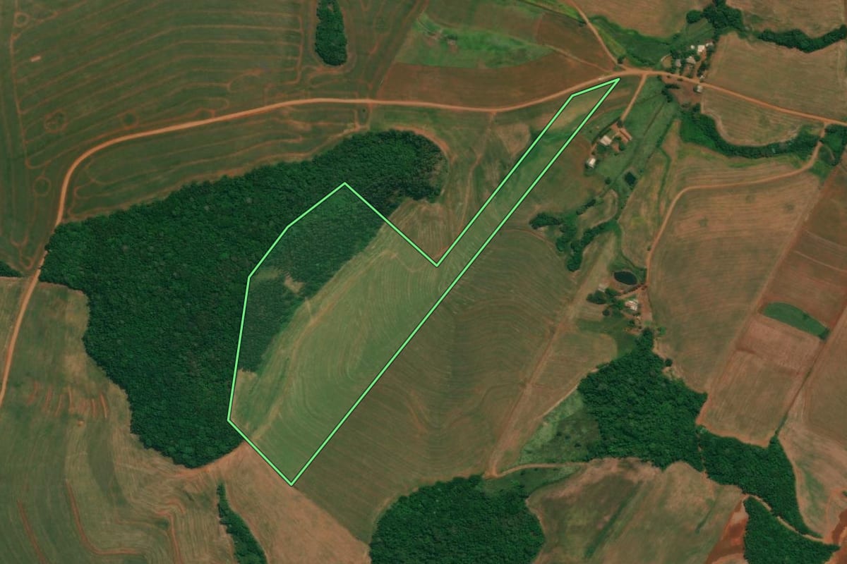 Imagem de satélite do imóvel rural em Coronel Vivida (PR), com o contorno declarado no CAR desenhado por cima.