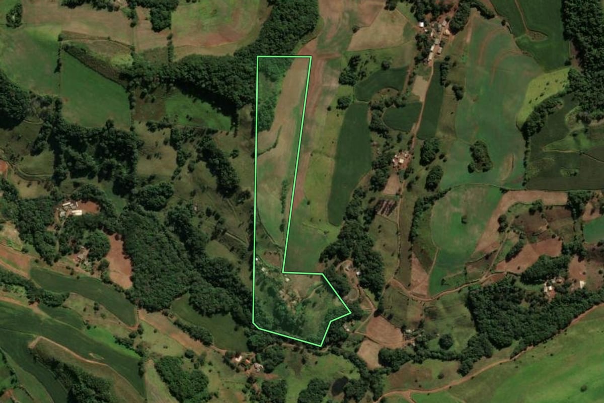 Imagem de satélite do imóvel rural em Coronel Vivida (PR), com o contorno declarado no CAR desenhado por cima.