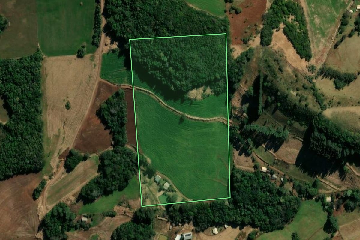 Imagem de satélite do imóvel rural em Coronel Vivida (PR), com o contorno declarado no CAR desenhado por cima.