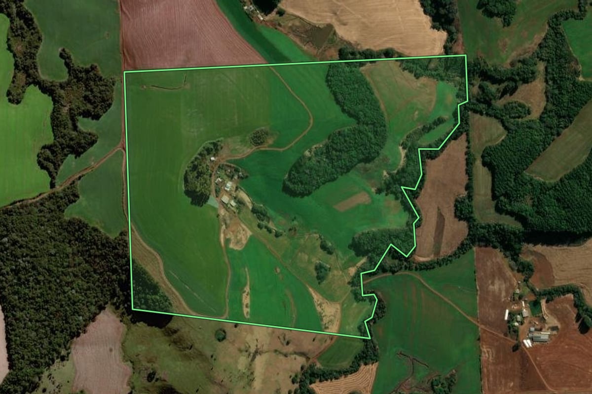 Imagem de satélite do imóvel rural em Coronel Vivida (PR), com o contorno declarado no CAR desenhado por cima.