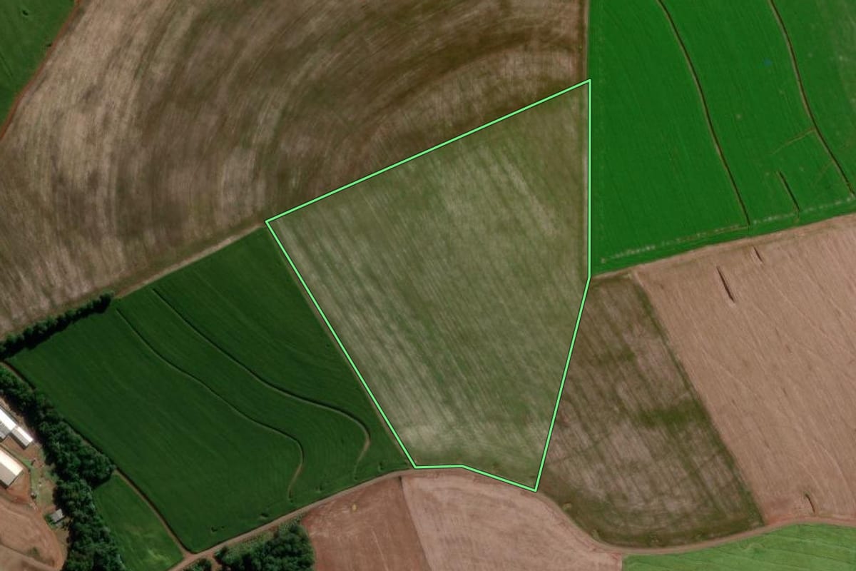 Imagem de satélite do imóvel rural em Coronel Vivida (PR), com o contorno declarado no CAR desenhado por cima.